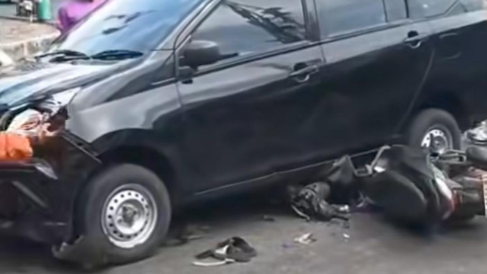 Tabrakan mobil vs motor di terowongan Mall Panakkukang Makassar.