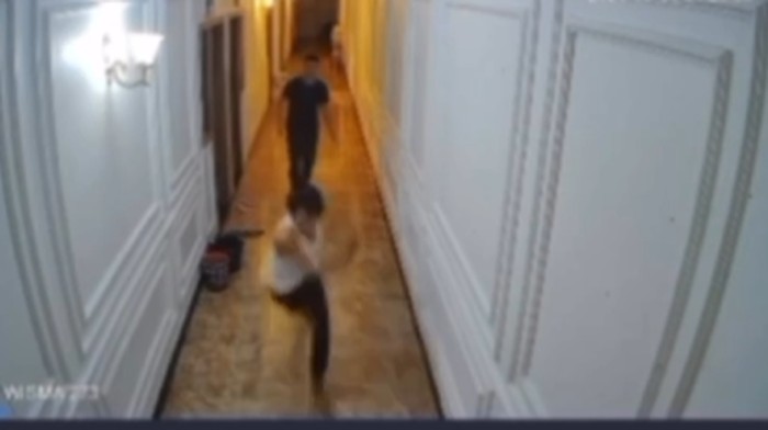 Tangkapan layar rekaman CCTV pria berbaju putih diduga pelaku pembunuhan di Sidrap saat melarikan diri.