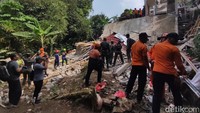 Peristiwa terjadi sekitar pukul 08.30 WIB. Iskandar menambahkan, tim pemadam kebakaran bersama warga segera melakukan evakuasi setelah kejadian. Petugas penyemalamatan Damkar Kabupaten Bogor masih melakukan evakuasi korban dari runtuhan musola.