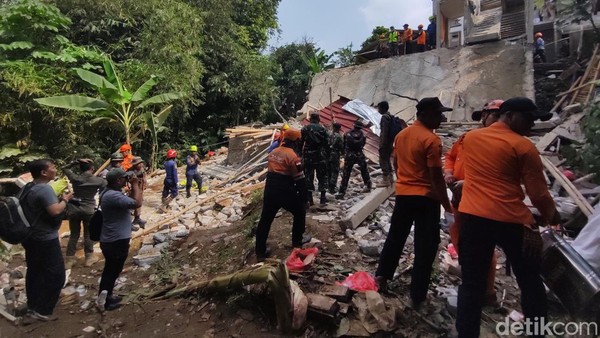 Foto-foto Runtuhnya Mushola di Bogor saat Maulid yang Tewaskan 3 Orang