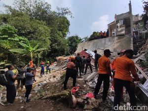 Foto-foto Runtuhnya Mushola di Bogor saat Maulid yang Tewaskan 3 Orang