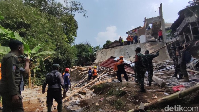 Tiga orang jemaah meninggal dunia setelah bangunan mushola runtuh saat peringatan Maulid Nabi di Kampung Sukamakmur, RT 5/4, Ciomas, Kabupaten Bogor.