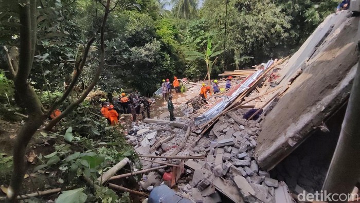 Tiga orang jemaah meninggal dunia setelah bangunan mushola runtuh saat peringatan Maulid Nabi di Kampung Sukamakmur, RT 5/4, Ciomas, Kabupaten Bogor.