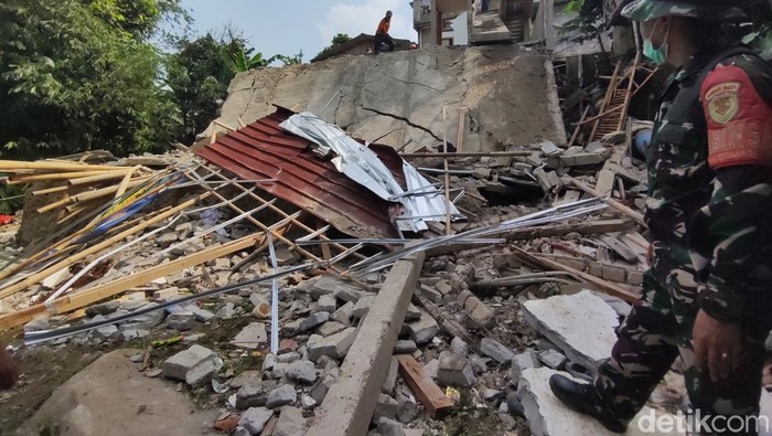 Tiga orang jemaah meninggal dunia setelah bangunan mushola runtuh saat peringatan Maulid Nabi di Kampung Sukamakmur, RT 5/4, Ciomas, Kabupaten Bogor.
