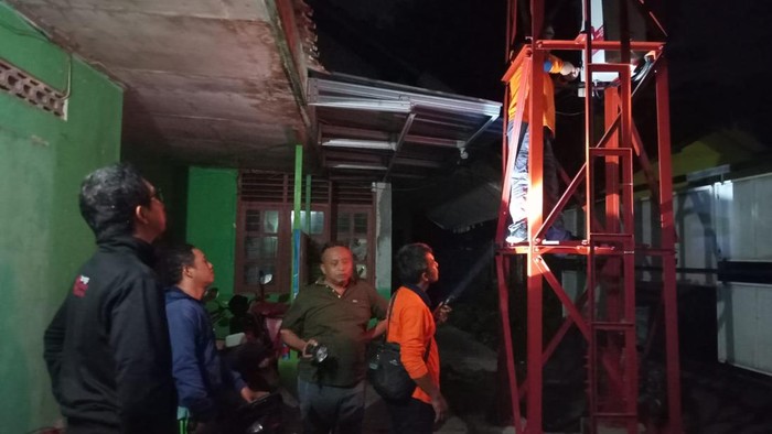 Tim BPBD Kulon Progo saat mengecek kondisi EWS Tsunami di Karangwuni, Wates, Kulon Progo, Minggu (7/9/2025).