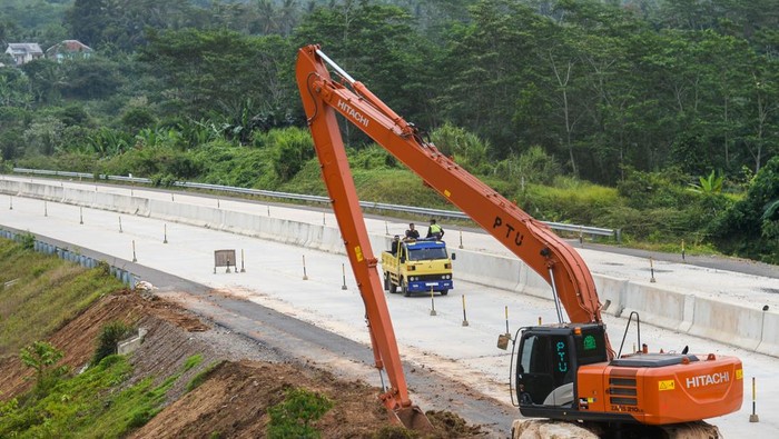 Tol Serang–Panimbang Dikebut, Siap Sambung Ekonomi Banten di 2027 Warga mengendarai sepeda motor melintas di kawasan pembangunan Tol Serang-Panimbang seksi II, Cikulur, Lebak, Banten, Sabtu (6/9/2025). Pembangunan Jalan Tol Serang–Panimbang sepanjang 83,67 kilometer yang menjadi Proyek Strategis Nasional (PSN) ditargetkan dapat beroperasi penuh pada tahun 2027 mendatang dan diharapkan dapat mendorong pertumbuhan ekonomi di Provinsi Banten. ANTARA FOTO/Muhammad Bagus Khoirunas