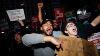 Para pengunjuk rasa berbaris melalui pusat kota Chicago setelah Presiden AS Donald Trump memerintahkan peningkatan kehadiran penegakan hukum federal untuk membantu pencegahan kejahatan, di Chicago, Illinois, Amerika Serikat, Sabtu (6/9/2025). REUTERS/Octavio Jones