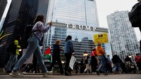 Langkah Trump mengerahkan aparat federal tambahan diklaim sebagai upaya memperkuat keamanan sekaligus menekan angka kejahatan di kota yang dikenal memiliki tingkat kriminalitas tinggi. Namun, kebijakan ini justru memicu gelombang protes dari warga yang menilai kehadiran aparat federal berlebihan dan berpotensi menimbulkan pelanggaran hak sipil. REUTERS/Octavio Jones