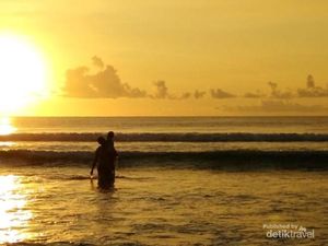 Pesona Pantai Kuta, Ikon Wisata Bali yang Selalu Ramai