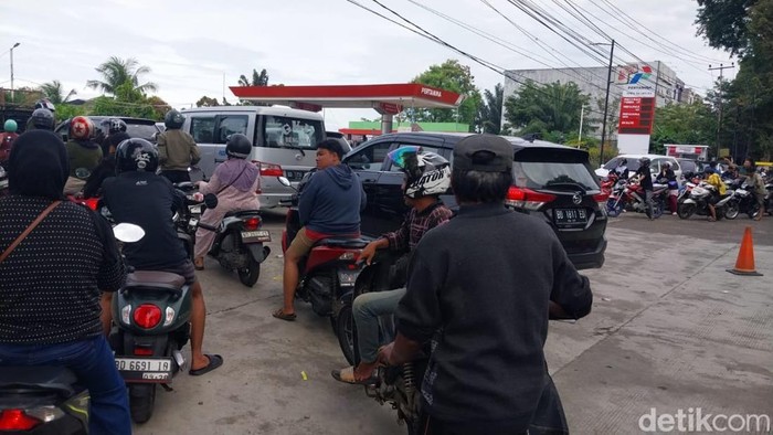 Warga mengantre BBM di Bengkulu