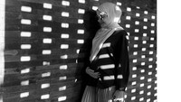 Dalam potret hitam putih, Zaskia Sungkar membagikan foto sambil memegang baby bump yang mulai terlihat. Foto: dok. Instagram @zaskiasungkar15