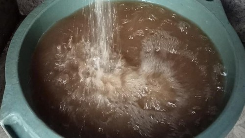 Air PDAM keruh tercampur lumpur dikeluhkan oleh pelanggan di wilayah Banjar Dinas Batumadeg, Desa Besakih, Kecamatan Rendang, Senin (8/9/2025).