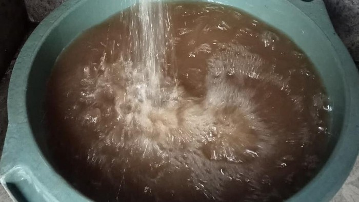 Air PDAM keruh tercampur lumpur dikeluhkan oleh pelanggan di wilayah Banjar Dinas Batumadeg, Desa Besakih, Kecamatan Rendang, Senin (8/9/2025).