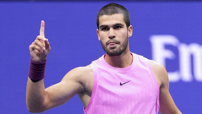 Alcaraz Juara US Open 2025, Singkirkan Sinner dan Kembali ke Puncak Dunia Carlos Alcaraz kembali membuktikan dirinya sebagai bintang besar tenis dunia. Petenis Spanyol itu sukses menaklukkan rival utamanya, Jannik Sinner, dalam final US Open 2025 di Arthur Ashe Stadium, Senin (8/9) dini hari WIB. Reuters Connect/Mike Frey
