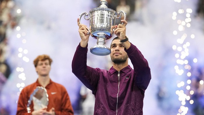 Carlos Alcaraz kembali membuktikan dirinya sebagai bintang besar tenis dunia. Petenis Spanyol itu sukses menaklukkan rival utamanya, Jannik Sinner, dalam final US Open 2025 di Arthur Ashe Stadium, Senin (8/9) dini hari WIB. Reuters Connect/Mike Frey
