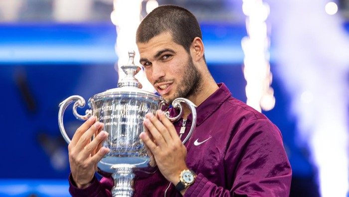 Carlos Alcaraz kembali membuktikan dirinya sebagai bintang besar tenis dunia. Petenis Spanyol itu sukses menaklukkan rival utamanya, Jannik Sinner, dalam final US Open 2025 di Arthur Ashe Stadium, Senin (8/9) dini hari WIB. Reuters Connect/Mike Frey