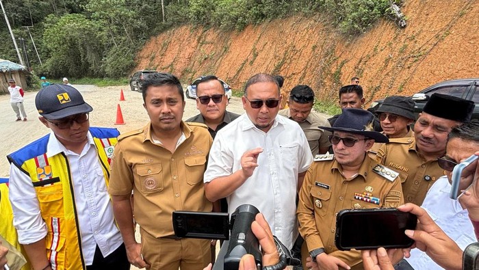 Wakil Ketua Komisi VI DPR Fraksi Gerindra Andre Rosiade mengecek kondisi jalan rusak parah yang menghubungkan Payakumbuh dengan Sitangkai, Kabupaten Tanah Datar. (dok istimewa)