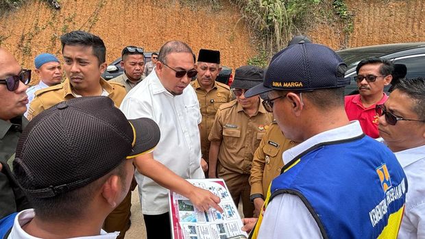 Wakil Ketua Komisi VI DPR Fraksi Gerindra Andre Rosiade mengecek kondisi jalan rusak parah yang menghubungkan Payakumbuh dengan Sitangkai, Kabupaten Tanah Datar. (dok istimewa)