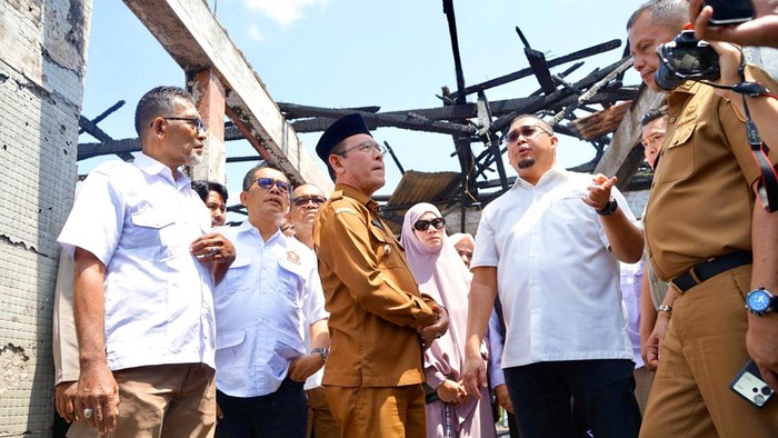 Andre Rosiade tinjau Pasar Payakumbuh usai terbakar. (Dok. istimewa)