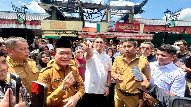 Andre Rosiade tinjau Pasar Payakumbuh usai terbakar. (Dok. istimewa)
