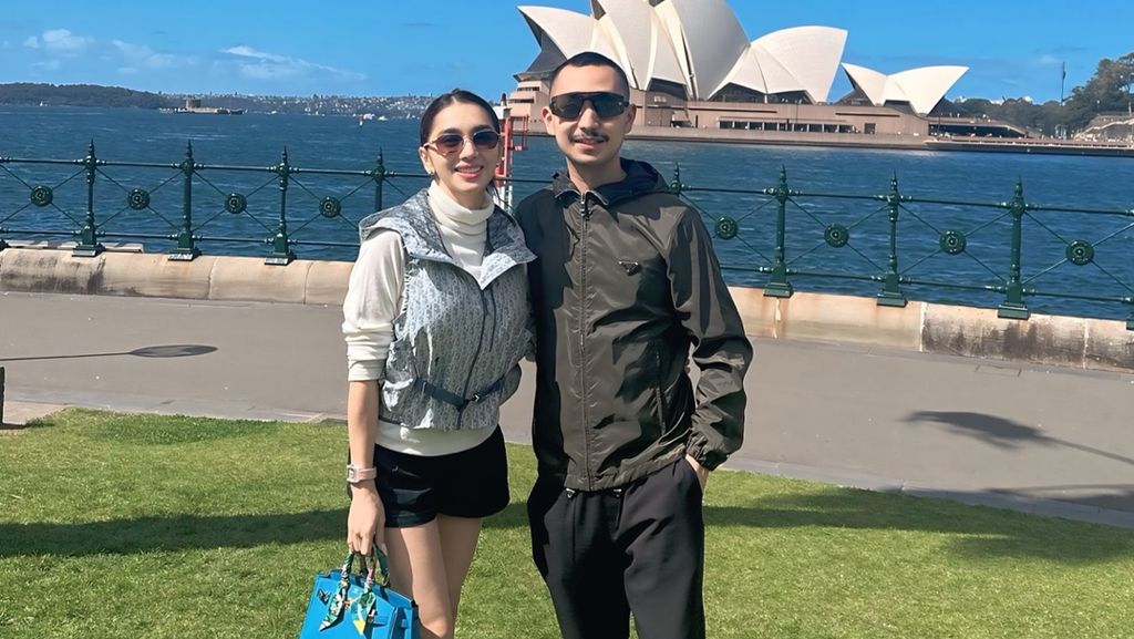 Angel Karamoy Beri Bunga dan Jam Tangan Untuk Kado Ultah Gusti Ega