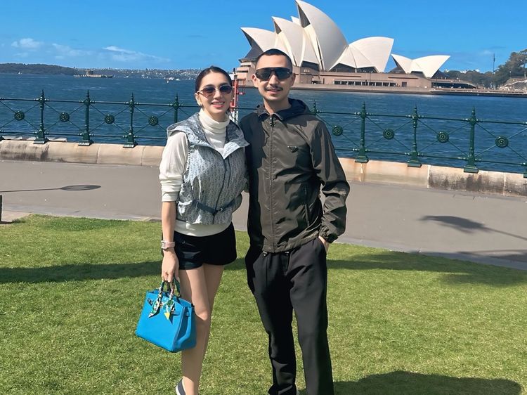 Angel Karamoy Beri Bunga dan Jam Tangan Untuk Kado Ultah Gusti Ega