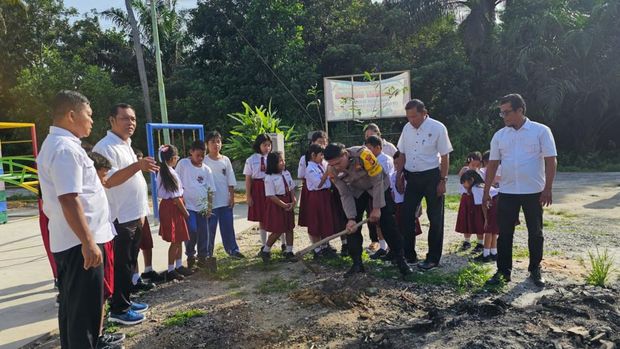 Antusias siswa SD Filius Dei, di Kota Dumai, Riau menanam pohon dukung Green Policing, Senin (8/9/2025).