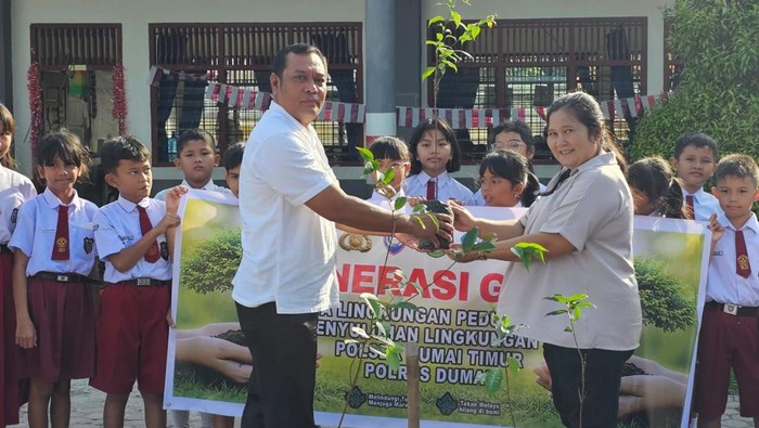 Antusias siswa SD Filius Dei, di Kota Dumai, Riau menanam pohon dukung Green Policing, Senin (8/9/2025).