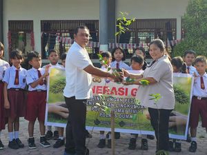 Tanamkan Cinta Lingkungan Sejak Dini, Polres Dumai Ajak Siswa SD Tanam Pohon