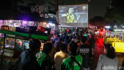 Antusias Warga Nobar Timnas vs Lebanon di Pasar Gembrong