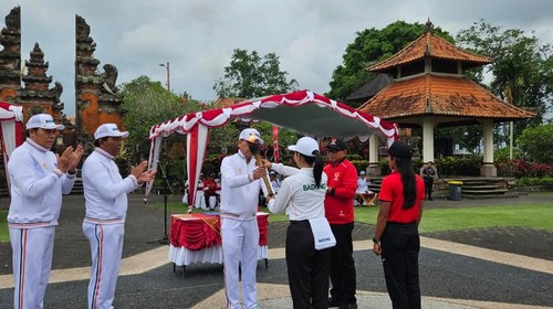 Kontingen Kabupaten Badung menerima Api Obor Pekan Olahraga Provinsi (Porprov) Bali XVI 2025 yang diserahkan oleh kontingen Kabupaten Tabanan, Senin (8/9).