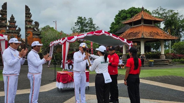 Kontingen Kabupaten Badung menerima Api Obor Pekan Olahraga Provinsi (Porprov) Bali XVI 2025 yang diserahkan oleh kontingen Kabupaten Tabanan, Senin (8/9).