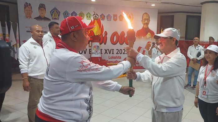 Api obor Porprov Bali XVI/2025 telah tiba di KONI Bali, Senin (8/9/2025) petang. (Dok KONI Bali)