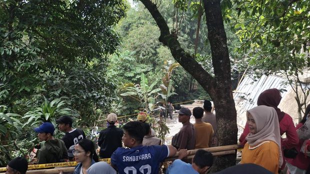 Bangunan majelis takim yang roboh di Bogor kini dipasangi garis polisi, Senin (8/9/2025).