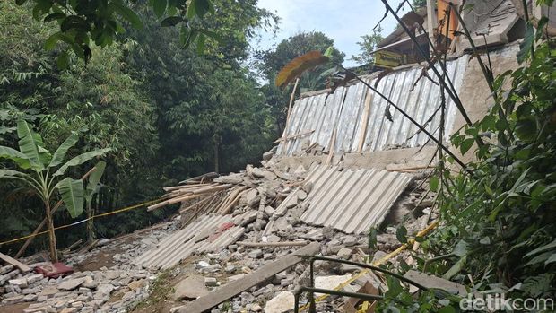 Bangunan majelis taklim di Ciomas, Bogor, ambruk saat digelarnya maulid (M Sholihin/detikcom)