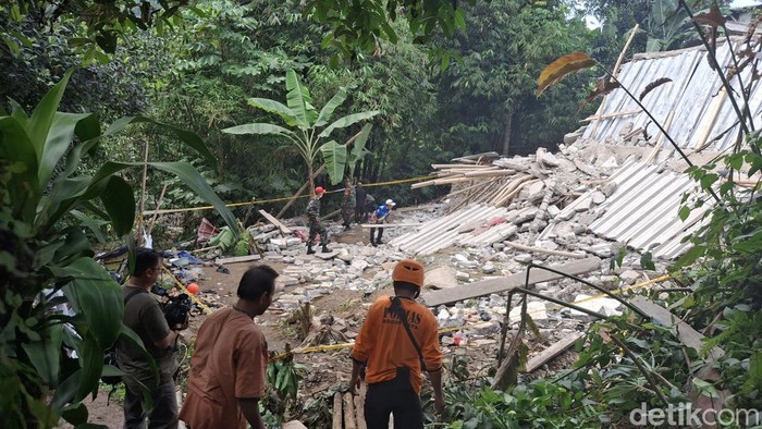 Bangunan majelis taklim di Ciomas, Bogor, ambruk saat digelarnya maulid (M Sholihin/detikcom)
