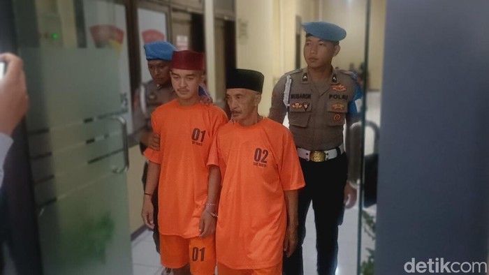 Bapak anak pembunuh Deding di depan kios BBM Probolinggo. Keduanya terancam hukuman berat.