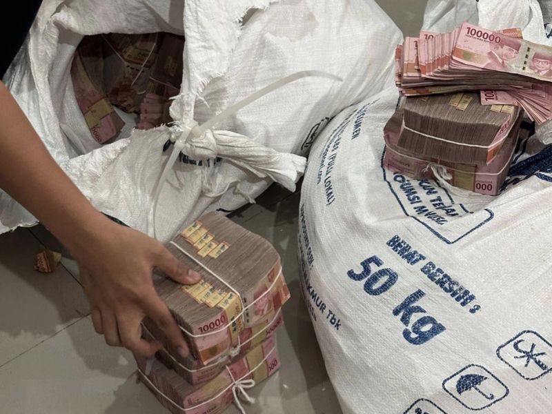 Barang bukti uang pecahan Rp 100 ribu dari kasus pencurian uang Rp 10 miliar milik Bank plat merah, saat dibawa ke Mapolresta Solo, Senin (8/9/2025).