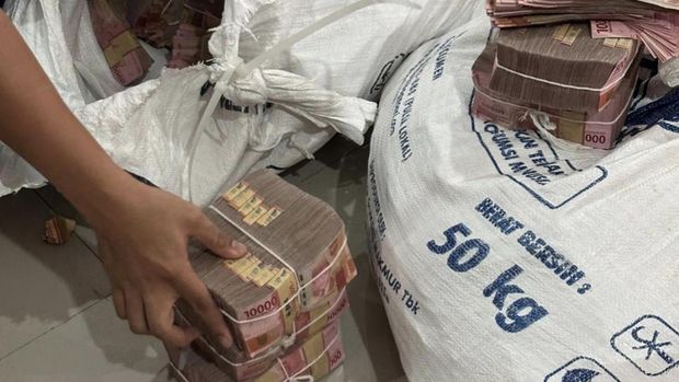 Barang bukti uang pecahan Rp 100 ribu dari kasus pencurian uang Rp 10 miliar milik Bank plat merah, saat dibawa ke Mapolresta Solo, Senin (8/9/2025).