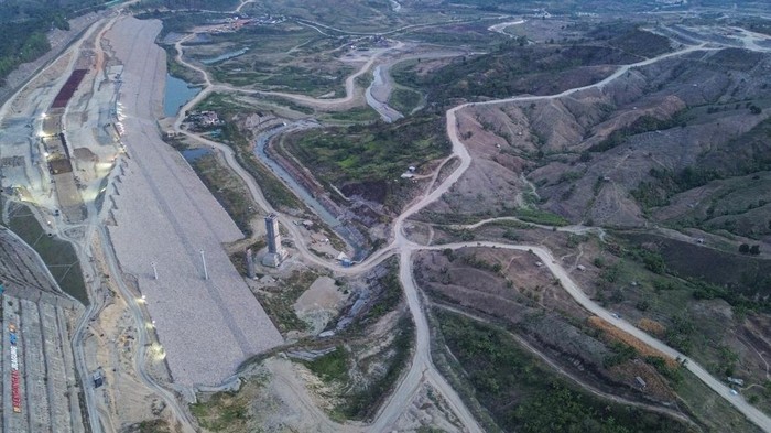 Bendungan Jragung, Andalan Baru Jawa Tengah Menuju Swasembada Pangan Foto udara suasana pembangunan proyek strategis nasional (PSN) Bendungan Jragung di Desa Candirejo, Pringapus, Kabupaten Semarang, Jawa Tengah, Minggu (7/9/2025). Kementerian Pekerjaan Umum (PU) membangun PSN Bendungan Jragung berkapasitas 90 juta meter kubik air dengan luas genangan mencapai 451 hektare sehingga berpotensi menyuplai air bagi 4.258 hektare lahan pertanian di Kabupaten Grobogan dan Kabupaten Demak untuk mewujudkan swasembada pangan di Jawa Tengah. ANTARA FOTO/Makna Zaezar