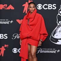 Ciara memadukan estetika tomboy dan feminin dengan minidress merah Schiaparelli yang menyerupai bomber jacket. Sepasang pump PVC transparan dan perhiasan silver memperkuat kesan edgy futuristik. (Foto: Doug Peters/PA Images via Getty Images)
