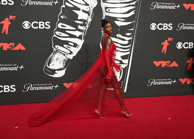 Warna merah juga menjadi andalan Olandria Carthen. Gaun karya Cheney Chan memancarkan aura dramatis berkat train atau ekor panjang yang menyapu lantai.  (Foto: Dia Dipasupil/FilmMagic)