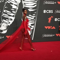 Warna merah juga menjadi andalan Olandria Carthen. Gaun karya Cheney Chan memancarkan aura dramatis berkat train atau ekor panjang yang menyapu lantai.  (Foto: Dia Dipasupil/FilmMagic)