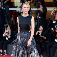 Cate Blanchett memikat dengan kombinasi elegan dan eksperimental. Ia mengenakan kembali gaun ikonik dengan gaun couture dramatis dari Maison Margiela yang avant-garde, membuktikan dominasi gayanya dalam outfit festival bergengsi ini. (Foto: Elisabetta A. Villa/Getty Images)