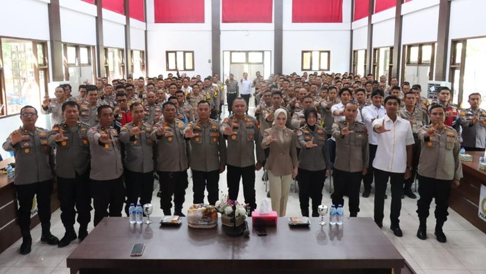 Bhabinkamtibmas di Siak dilatih kemampuan public speaking untuk mendukung program Green Policing, Senin (8/9/2025).