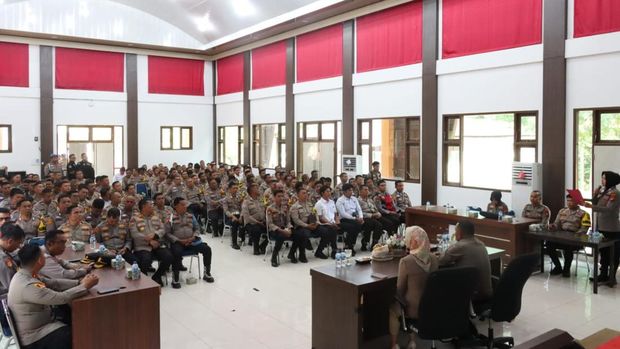 Bhabinkamtibmas di Siak dilatih kemampuan public speaking untuk mendukung program Green Policing, Senin (8/9/2025).
