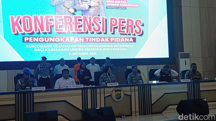 Polisi saat konfrensi pers penetapan 7 tersangka kasus penemuan bom molotov sebelum demo di DPRD Lampung