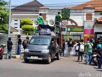 Bonek Gelar Aksi Damai Kawal 3 Rekan yang Jalani Sidang Pengeroyokan