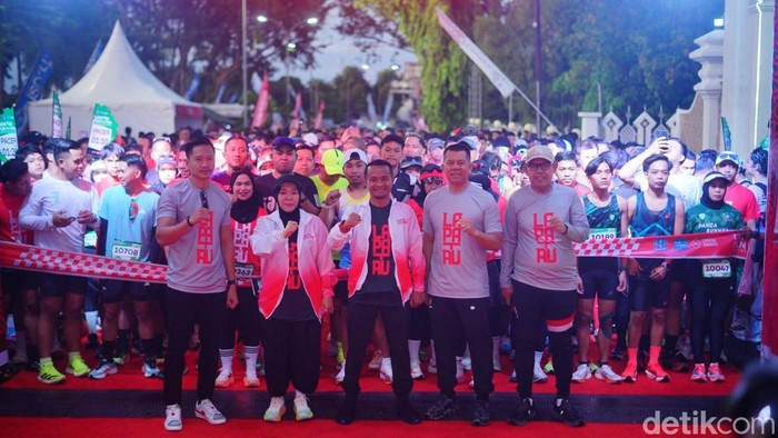 Bupati Bone Andi Asman Sulaiman melepaskan Lapatau PLN Mobile Bone Half Marathon 2025.