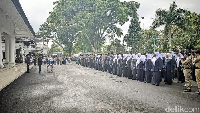Bupati Ciamis Herdiat Sunarya melantik dan mengukuhkan 208 pejabat di Halaman Pendopo Bupati.